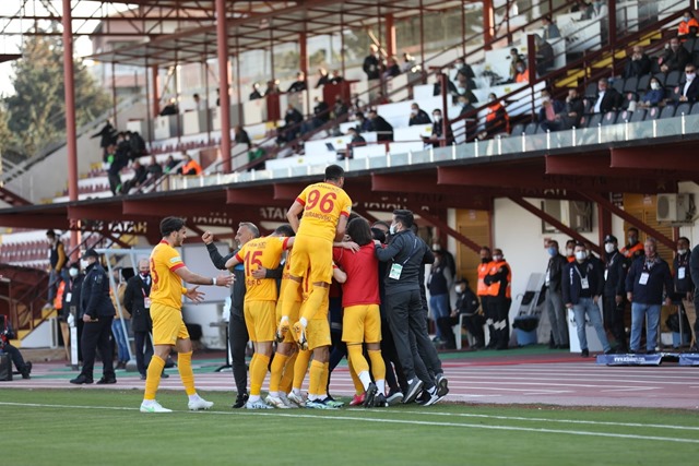 Uğur Demirok'un attığı gole futbolcularımız sevince ortak olması.