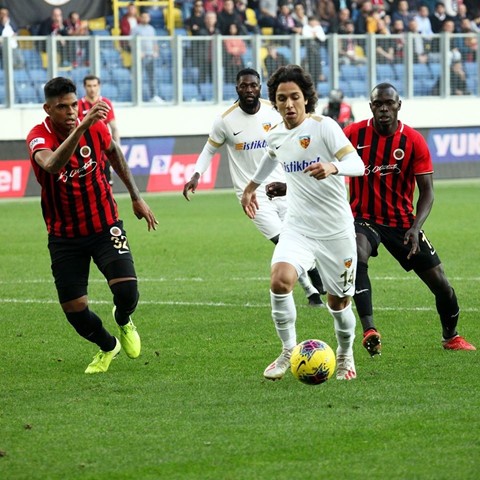 Kayserispor'lu Emre Demir Süper Lig Tarihinin En Genç Gol Atanı Oldu.