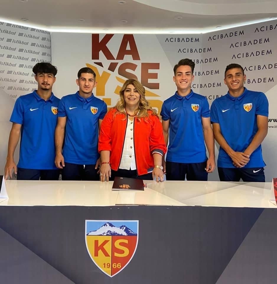 Kayserispor Altyapıdan 4 futbolcu Profesyonel İmza Attı.