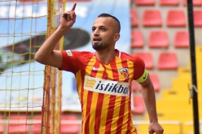 Kayserispor Kaptanı İlhan Parlak Yeşil Sahalara Veda Etti.