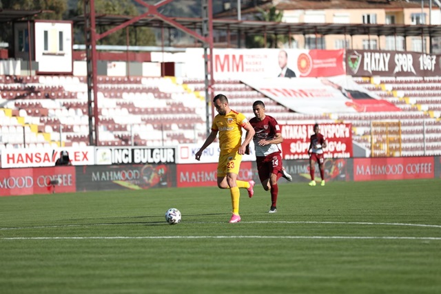 İlhan Parlak Topla  Karlo Muhar'ın topu ile buluşup Ceza Sahasına girdi.