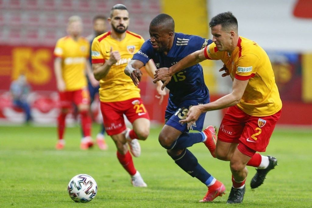 #13 Valencia #2 Nehuen Paz #21 Aziz Behich