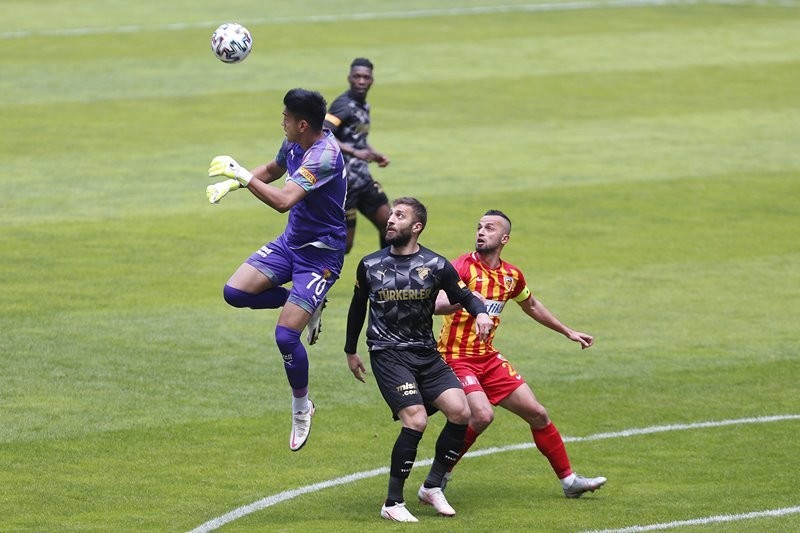 2020-2021 Süper Lig: Kayserispor-Göztepe 1-1 Maçın Foto Galerisi