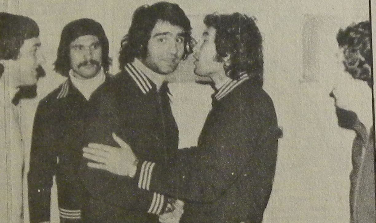 1977-1978 Tarihte O An Erhan Asal Hürriyet Gazetesi Yılın Futbolcu Ödülünü alırken