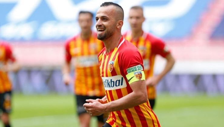 Kayserispor'un 2021-2022 Sezonu Kaptanı İlhan Parlak Oldu.