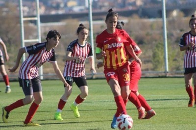 Kayserispor Kadın Futbol Takımı Lige Hazırlanmaya Devam Ediyor.